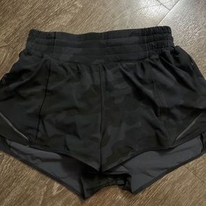 Lululemon high rise hotty hot short 2.5”